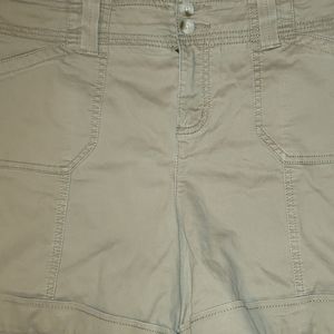 SONOMA KHAKI SHORTS